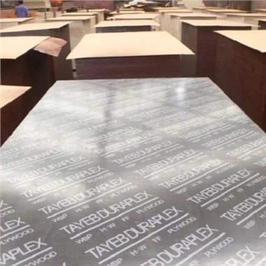 Brązowa sklejka pokryta filmem